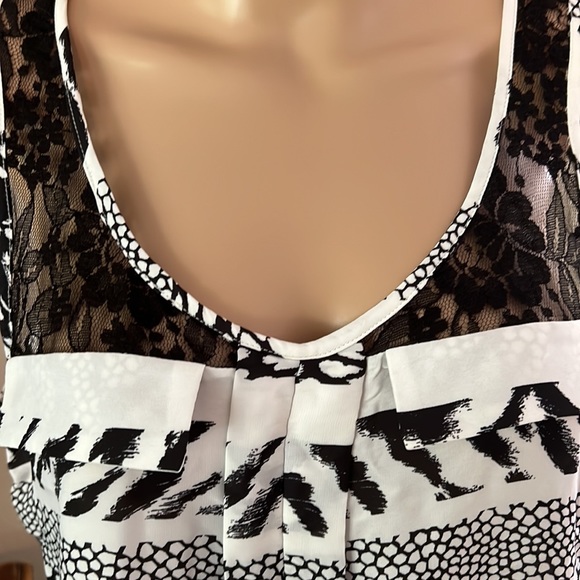 Sleeveless Black and White Express Top - Picture 2 of 6